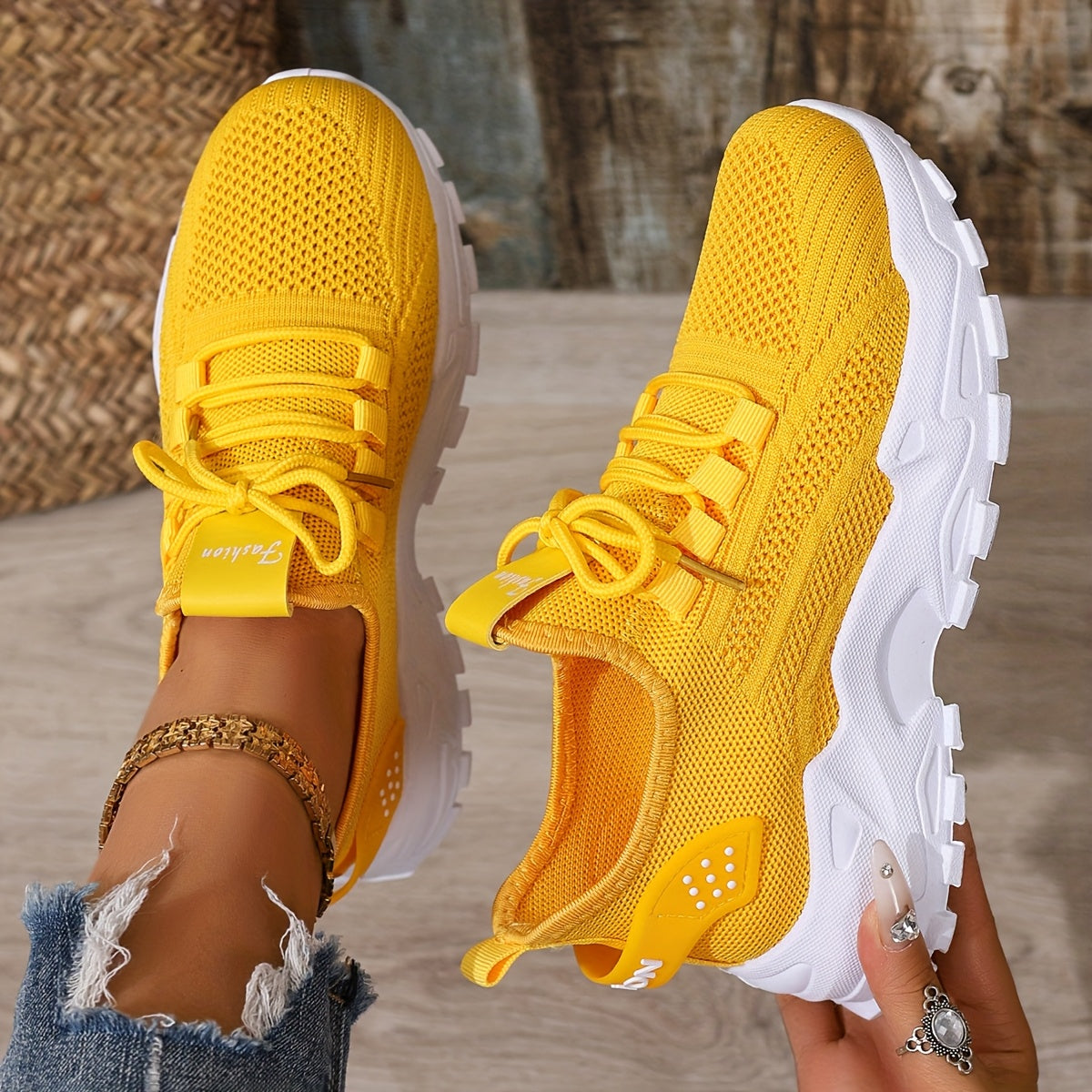Large size Women's white shoes, summer mesh lace sneakers, comfortable low-top running shoes, travel and vacation leisure